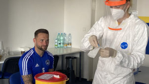 Z téměř 1500 testů jsou dva pozitivní