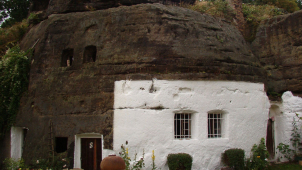 Café Nobel v Děčíně: Člověk a pískovec