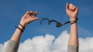 Žena z Chomutovska opakovaně kradla, je ve vazbě