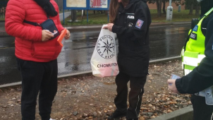 Policisté ukazovali chodcům, jak zlepší svou viditelnost