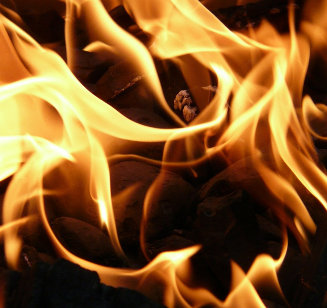 Požár kontejneru v Ústí zasáhl i auto