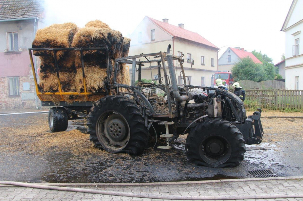 Ve Verneřicích na Děčínsku hořel traktor
