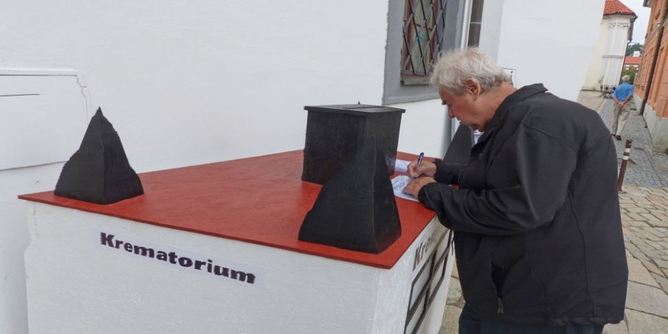 Máte problém? Tak si zajeďte do Pelhřimova a spalte ho