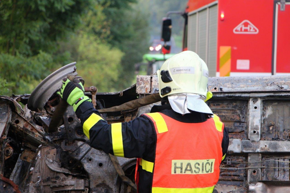 V Chomutově se srazil vlak s osobákem